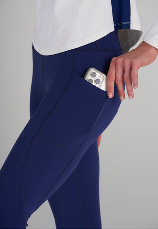 Model is wearing size extra small in the Traveler Midnight legging.