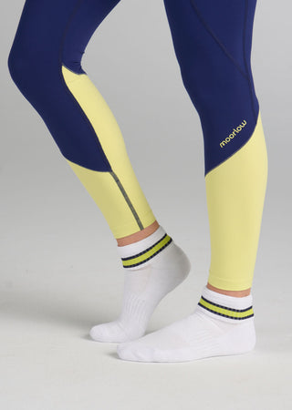 Model is wearing size extra small in the Traveler Midnight legging.