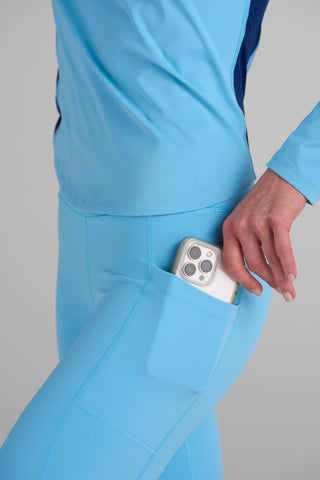 Model is wearing an extra small in the Traveler Baseline legging.