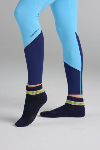 Model is wearing size extra small in the Traveler Baseline legging.