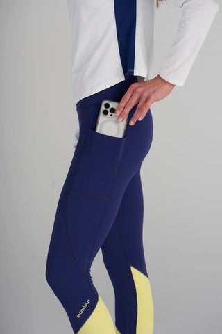 Model is wearing size extra small in the Traveler Midnight legging.