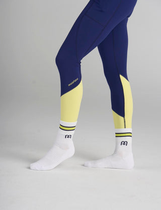 Model is wearing the Socks in White and size extra small in the Traveler Midnight legging.