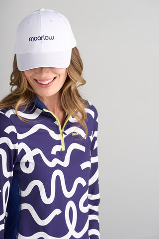 Model is wearing the Performance Hat in White.